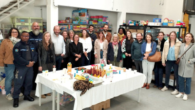 Les_jouets_apportent_de_la_couleur_en_prison_photo-de-groupe-2-1000px